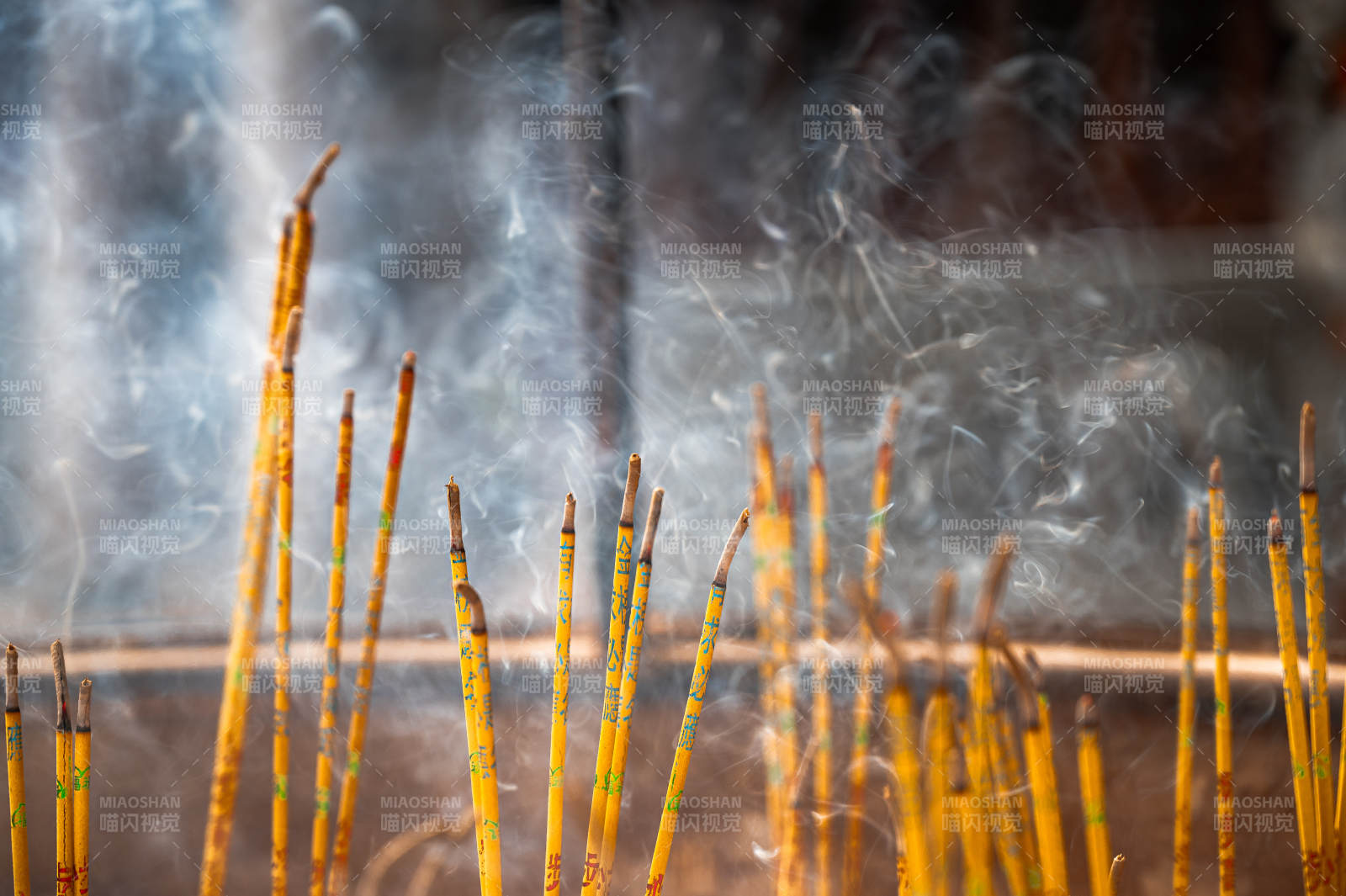 香火缭绕图片
