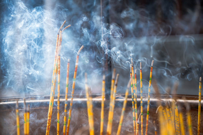 香火缭绕的寺庙图片