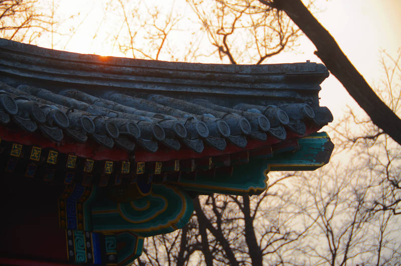 夕阳下的古建筑屋檐图片