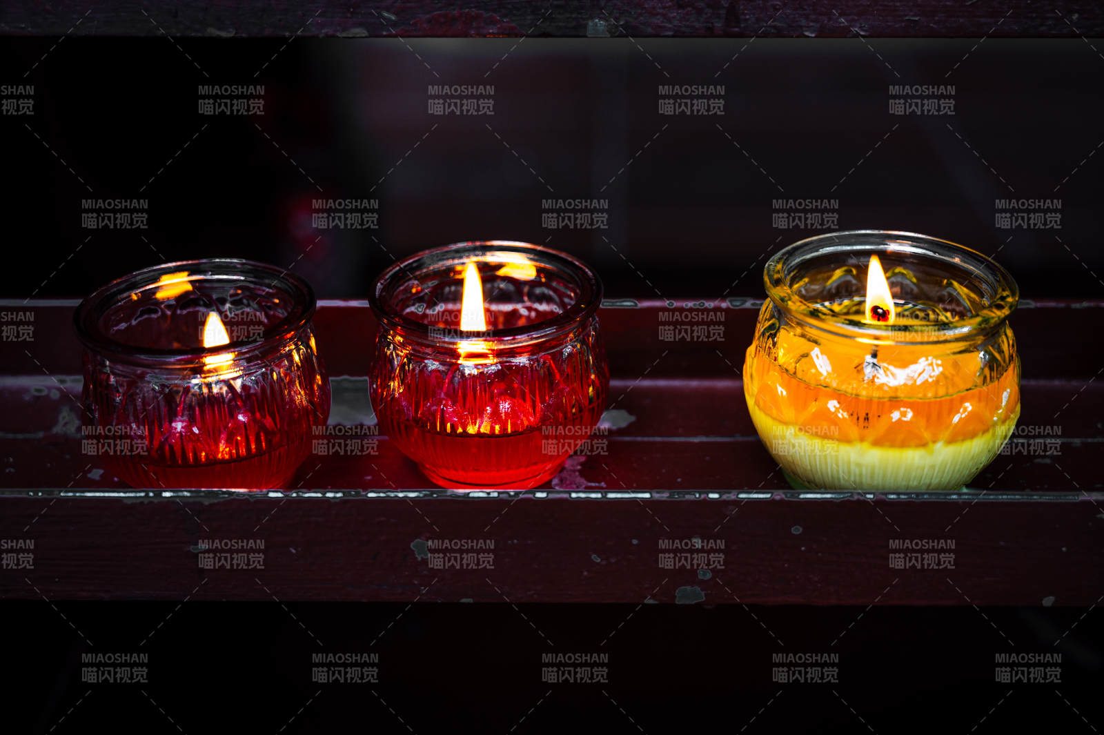 三支蜡烛并排燃烧图片