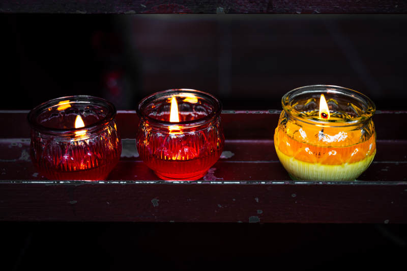 三支蜡烛并排燃烧图片