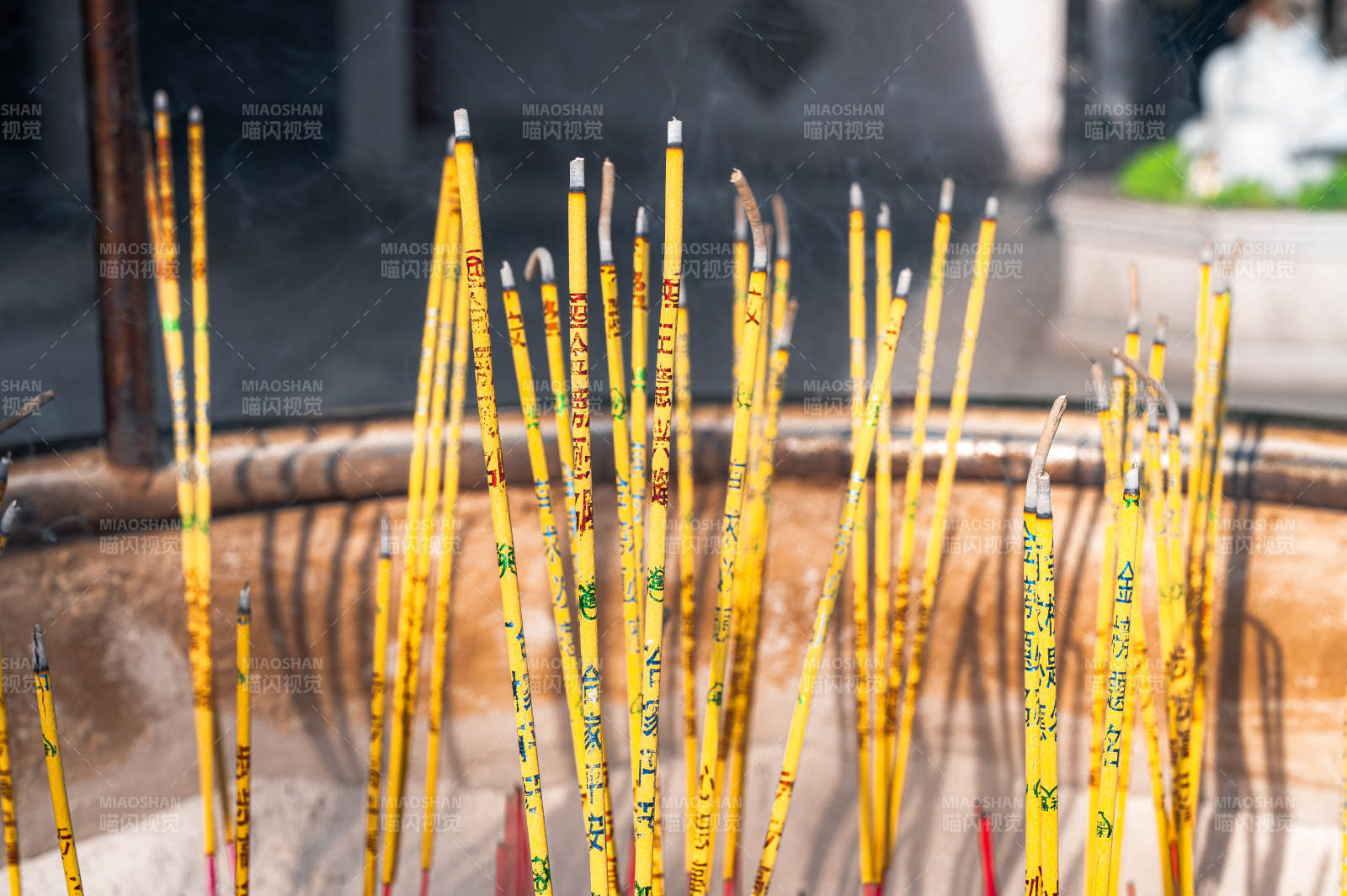 寺庙香炉中的黄色香烛图片