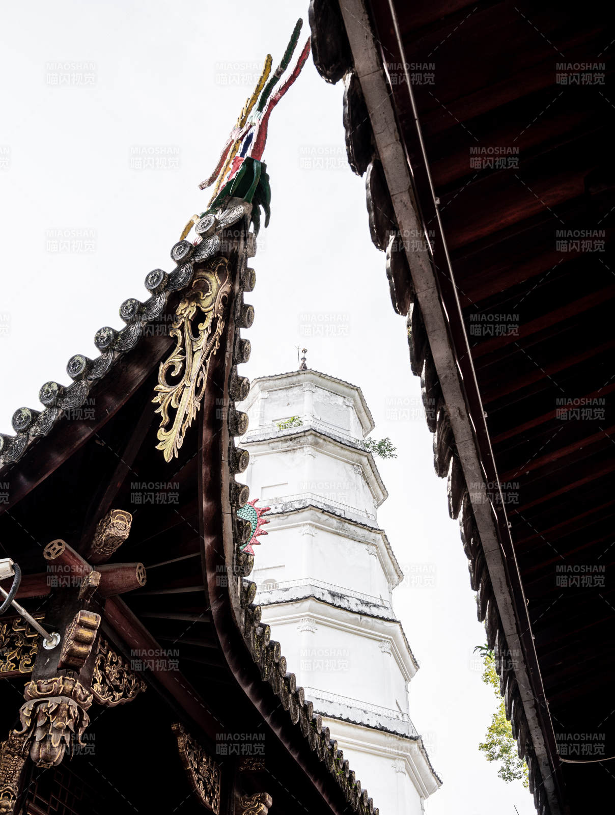 古塔与飞檐图片