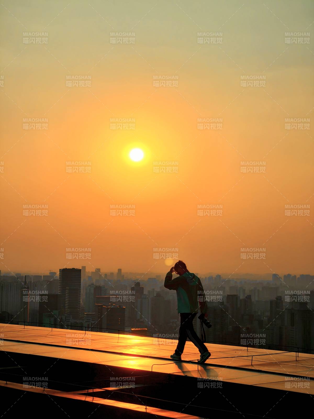 夕阳下的城市漫步者图片