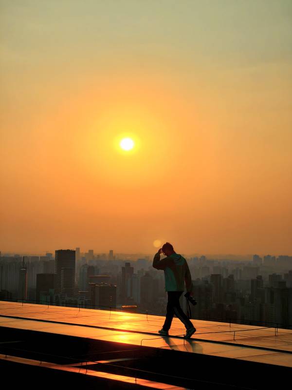 夕阳下的城市漫步者图片