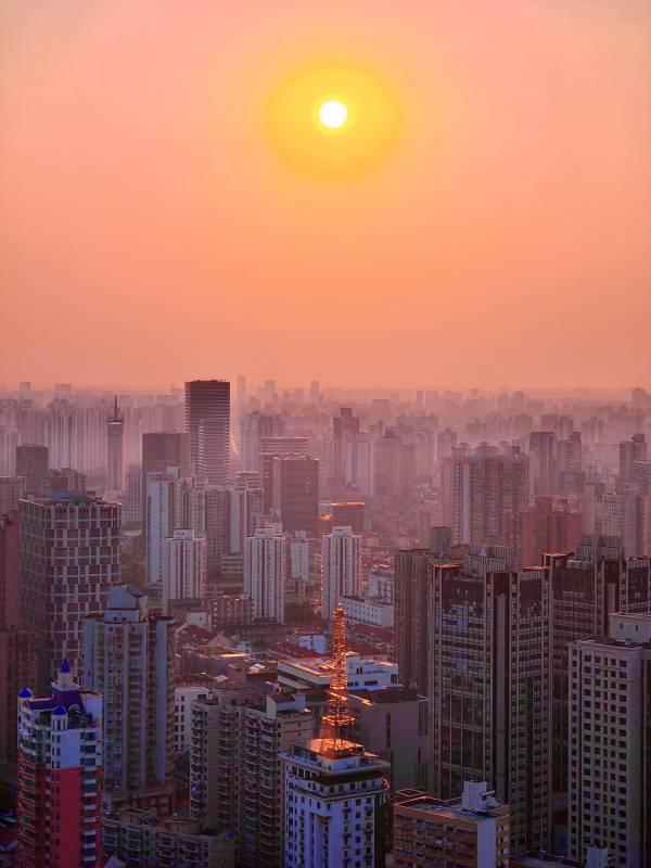 夕阳下的城市天际线图片