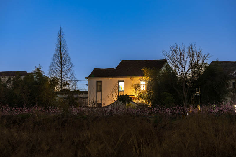 黄昏时分的乡村小屋图片