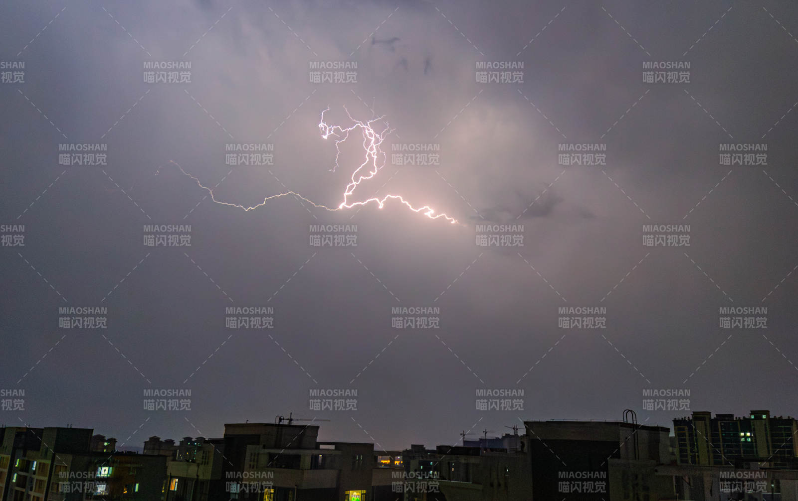 城市上空的闪电图片