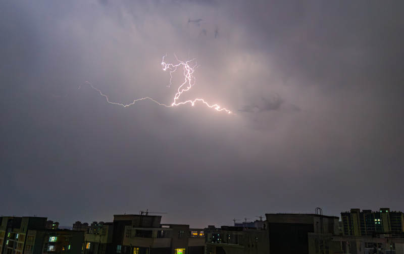 城市上空的闪电图片