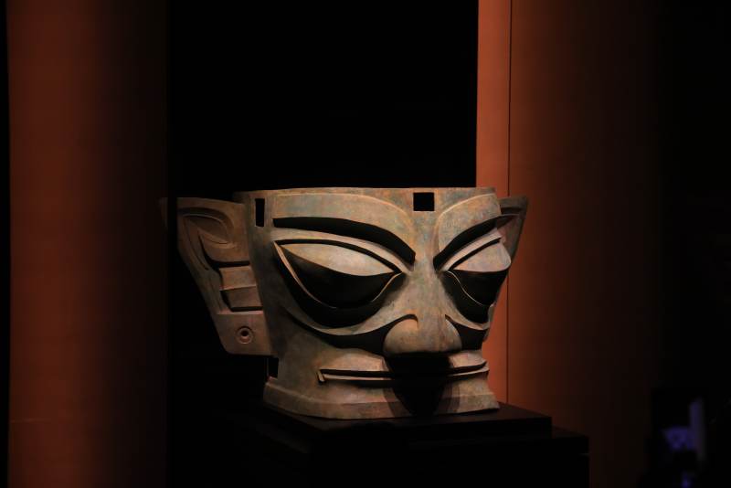 神秘青铜面具特写图片