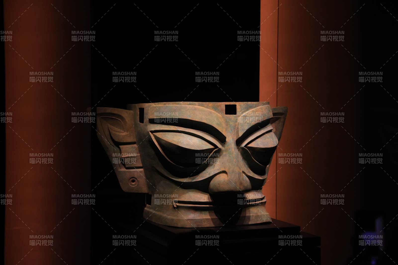 神秘青铜面具特写图片