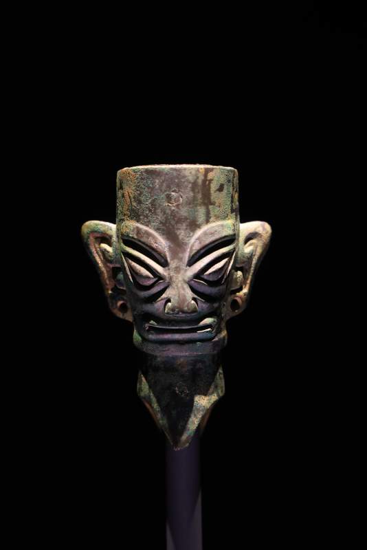 青铜面具文物特写图片