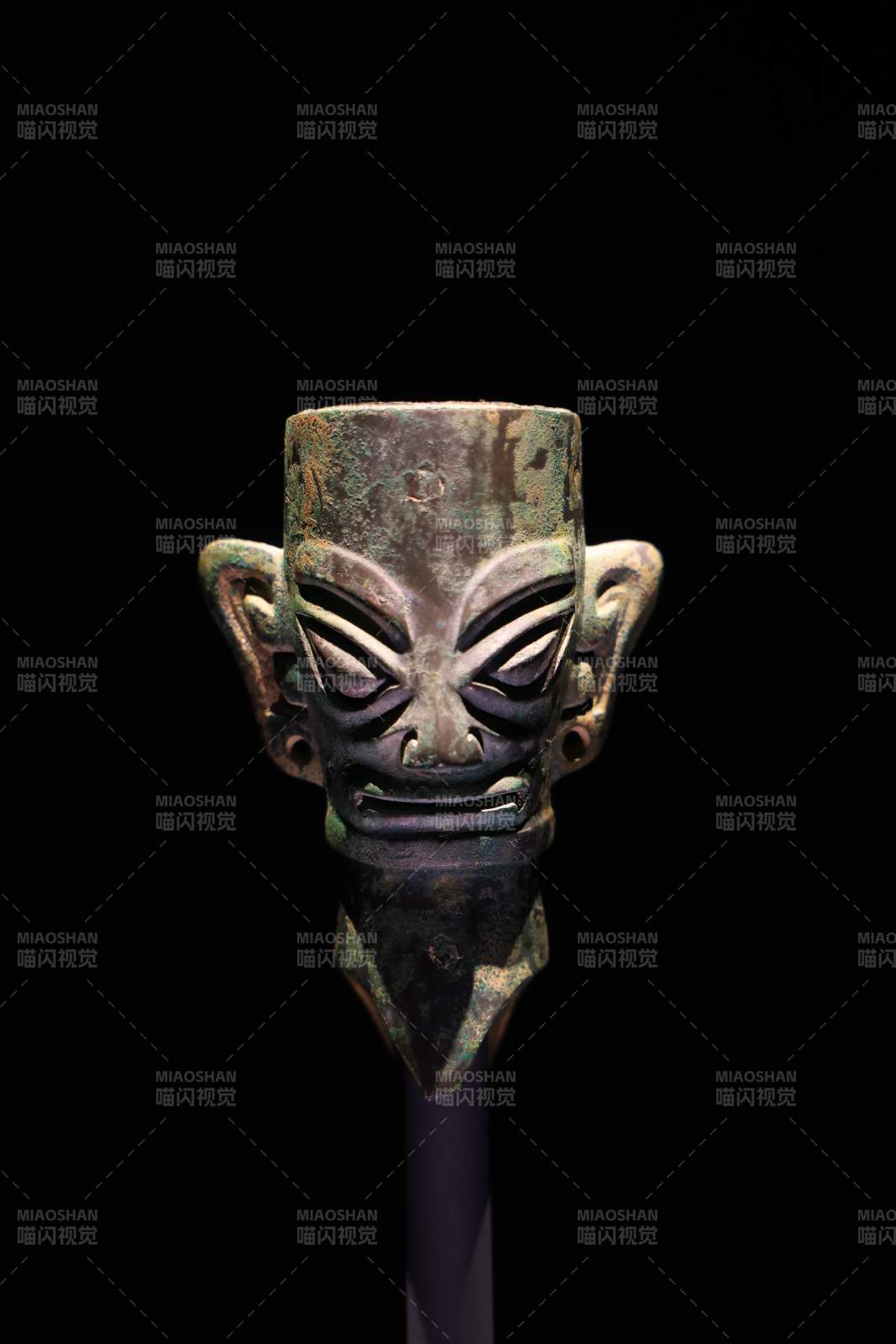 青铜面具文物特写图片
