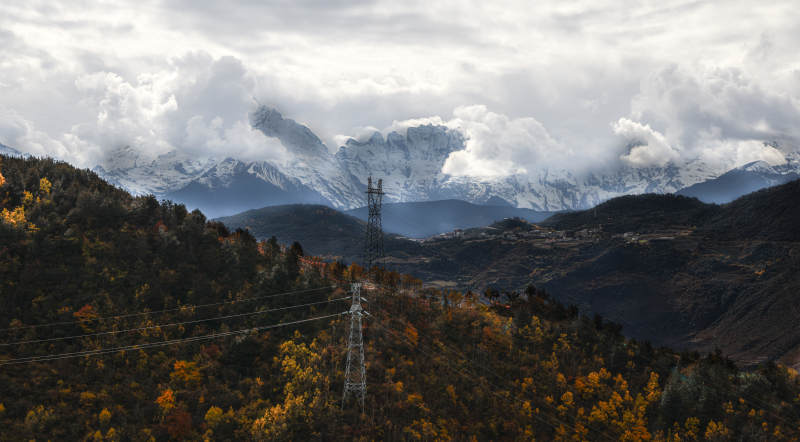 秋色山林与雪山图片