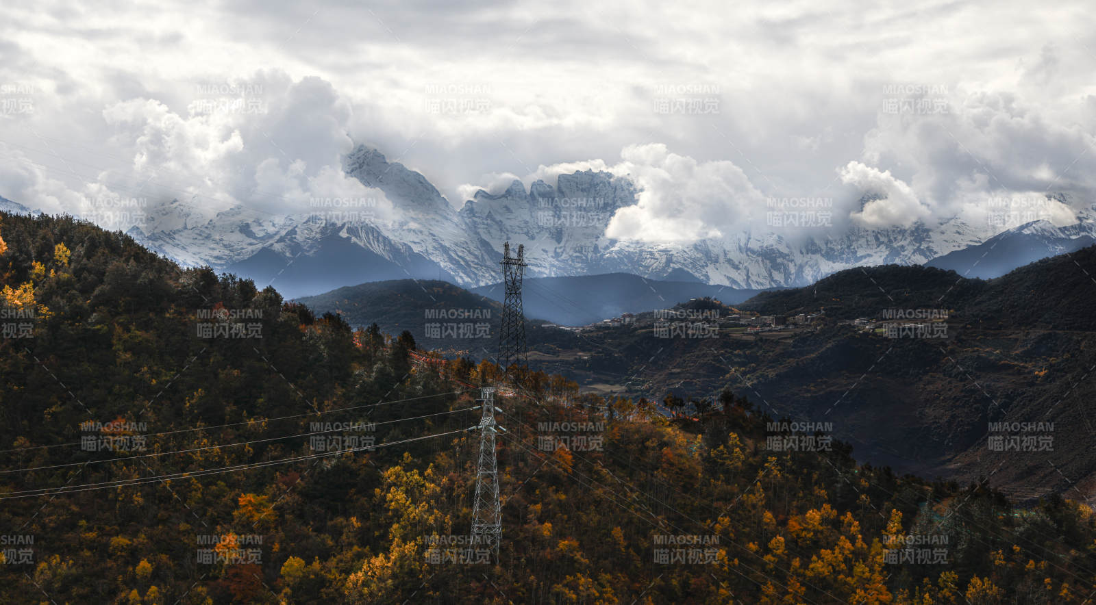 秋色山林与雪山图片