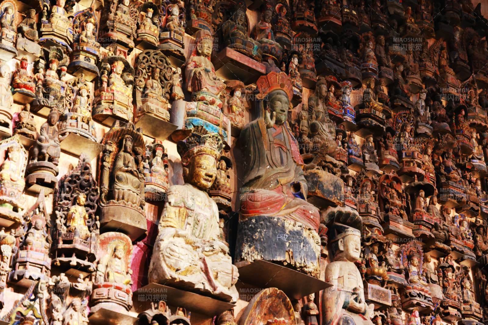 佛像林立的神圣墙壁图片