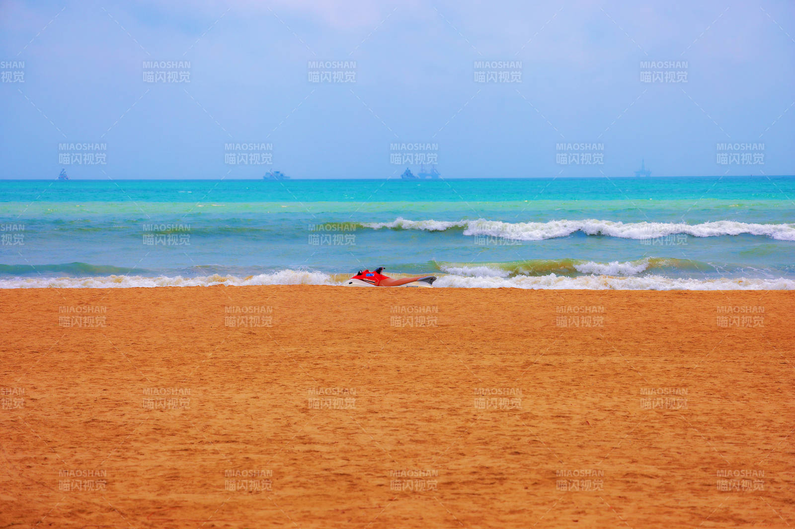 沙滩上的孤独身影图片