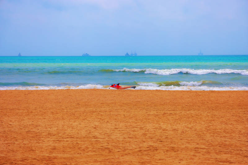 沙滩上的孤独身影图片