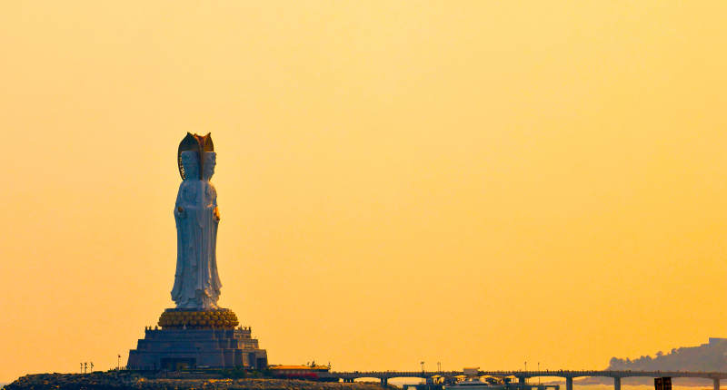 夕阳下的观音像图片