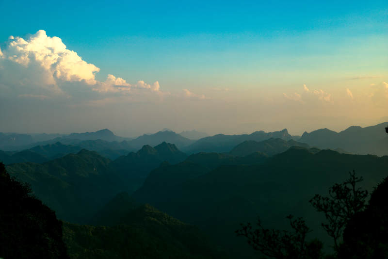 夕阳下的群山图片