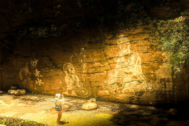 石窟光影佛像图片