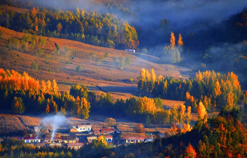 秋日山间晨雾图片