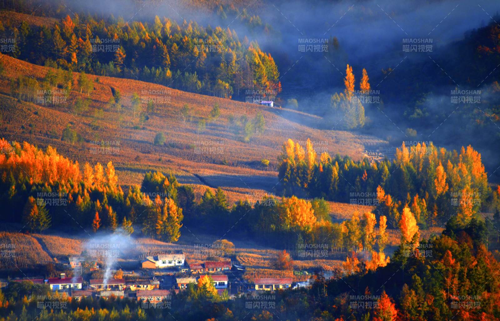 秋日山间晨雾图片