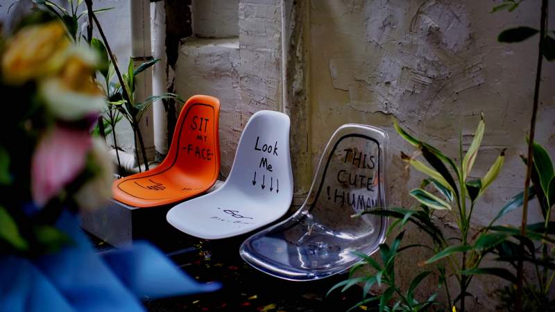 椅子上的涂鸦图片