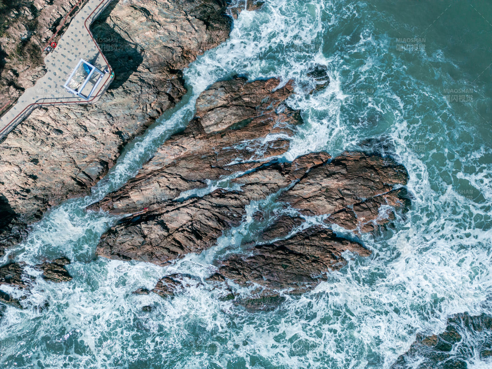 海浪拍打岩石图片