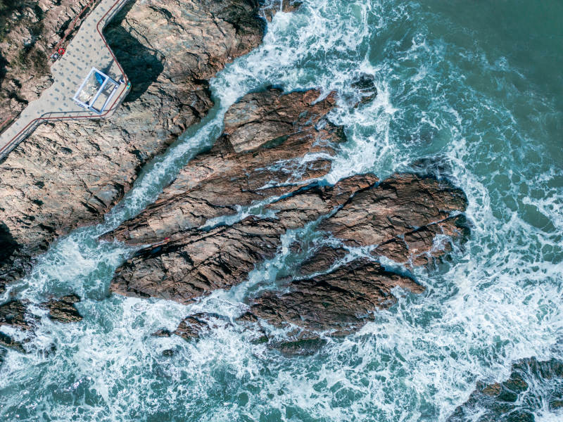 海浪拍打岩石图片