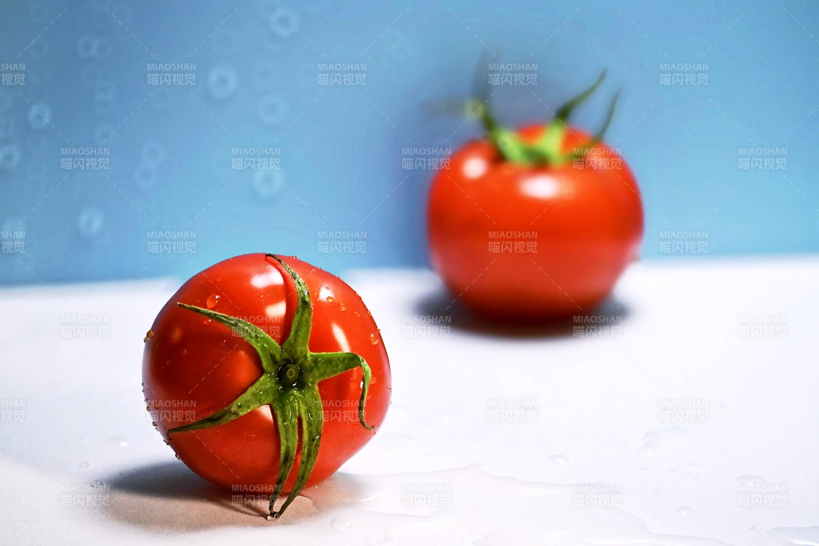 两个新鲜的红番茄图片