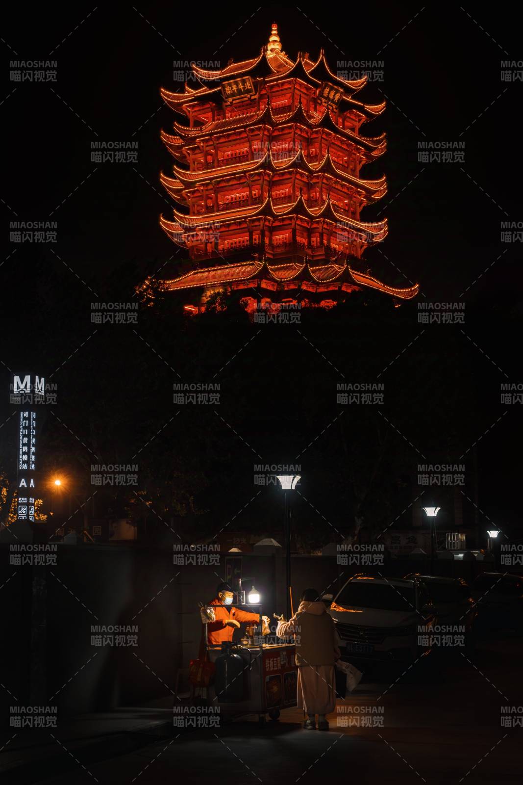 武汉黄鹤楼下的夜市图片
