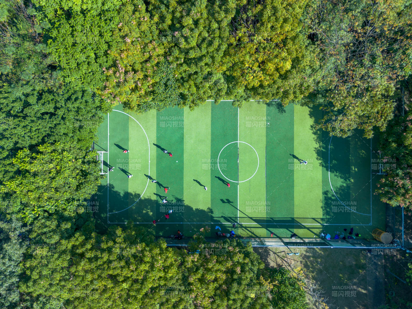 绿茵场上的秋日对决图片