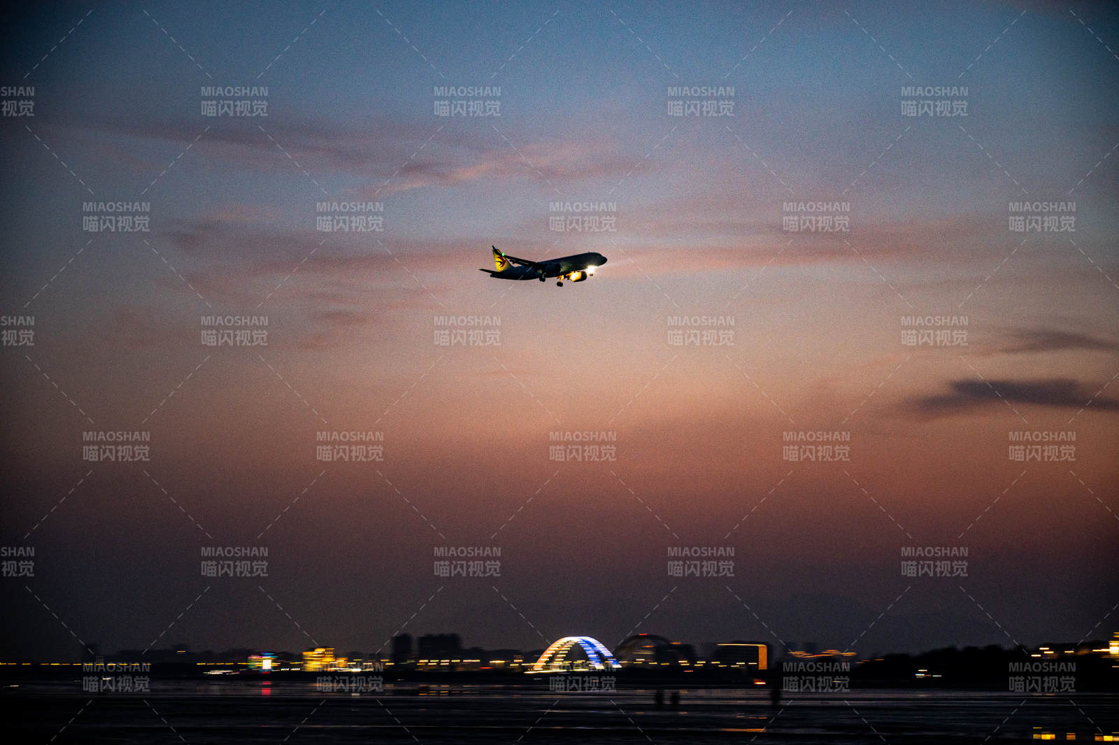 夕阳下的起飞图片