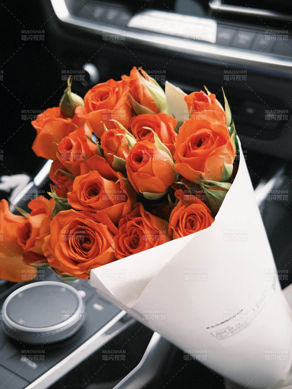 车内的橙色玫瑰花束图片