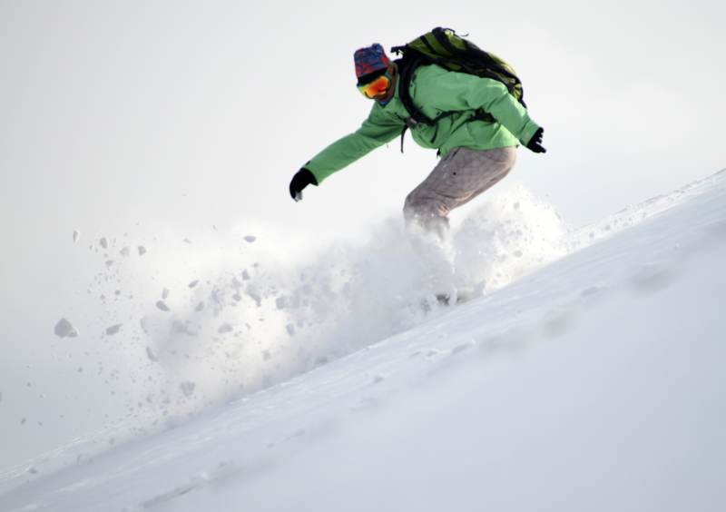 雪地滑板极限运动图片