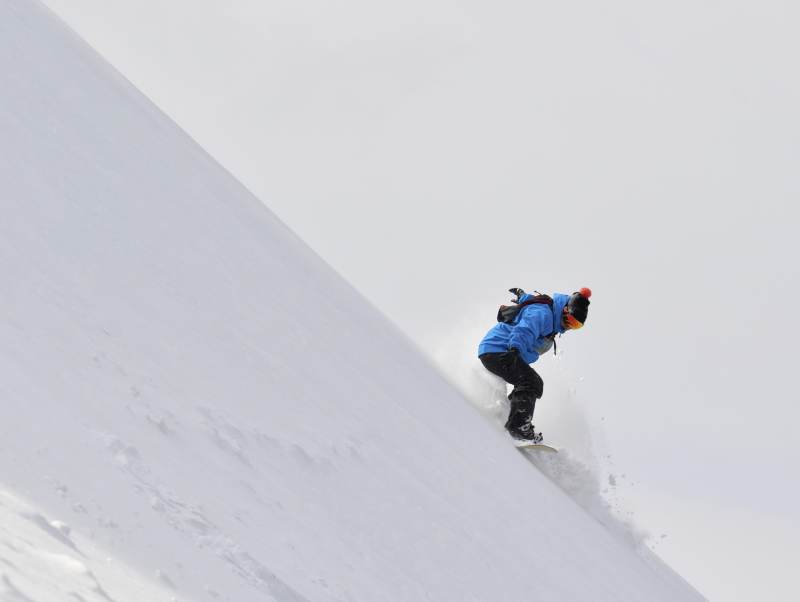 雪地滑板极限挑战图片