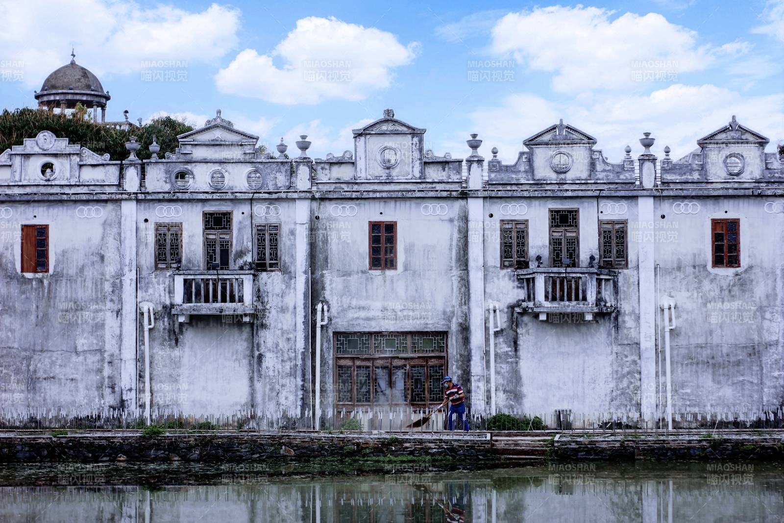 古建筑与河景图片