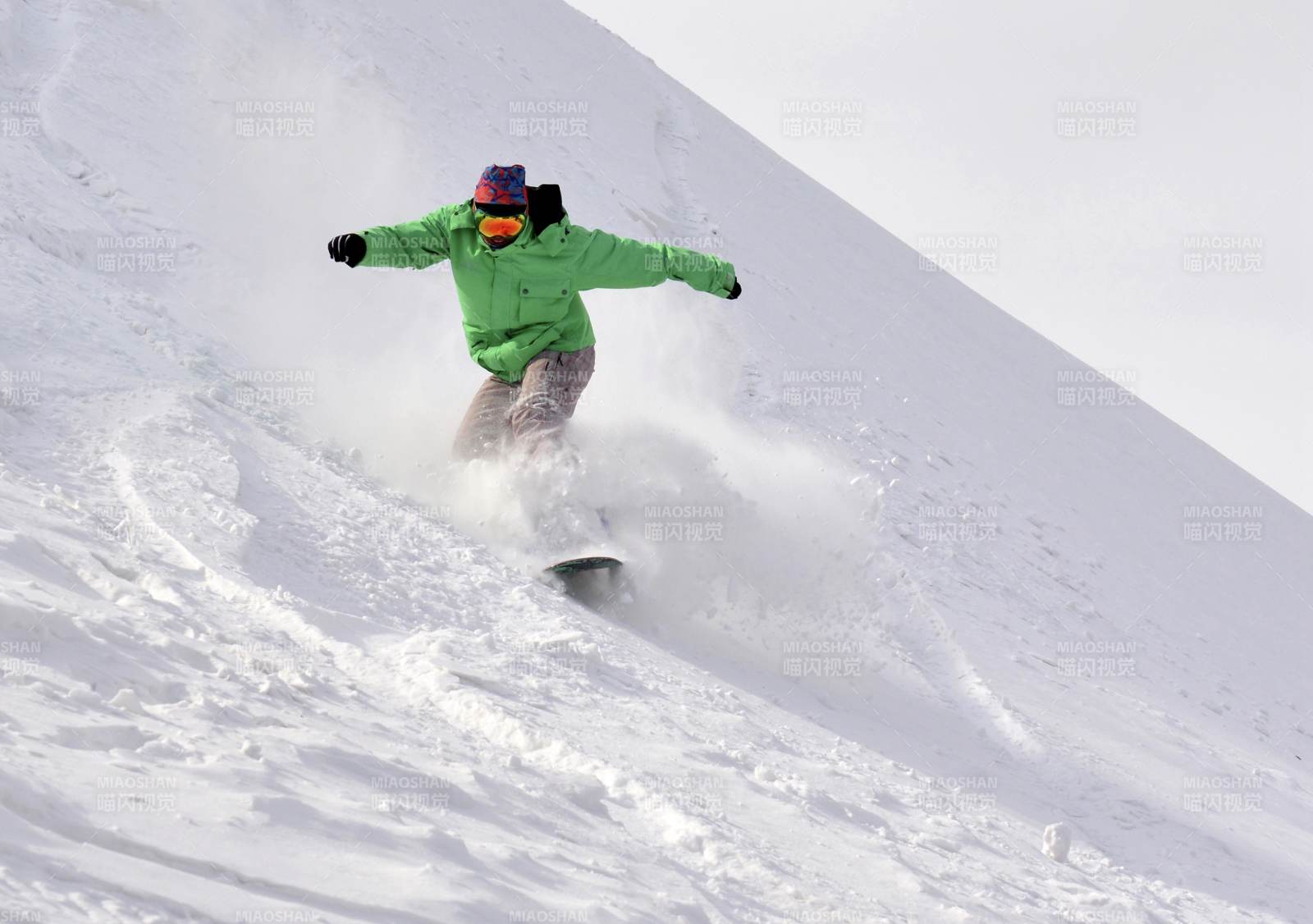 雪地滑板高手图片