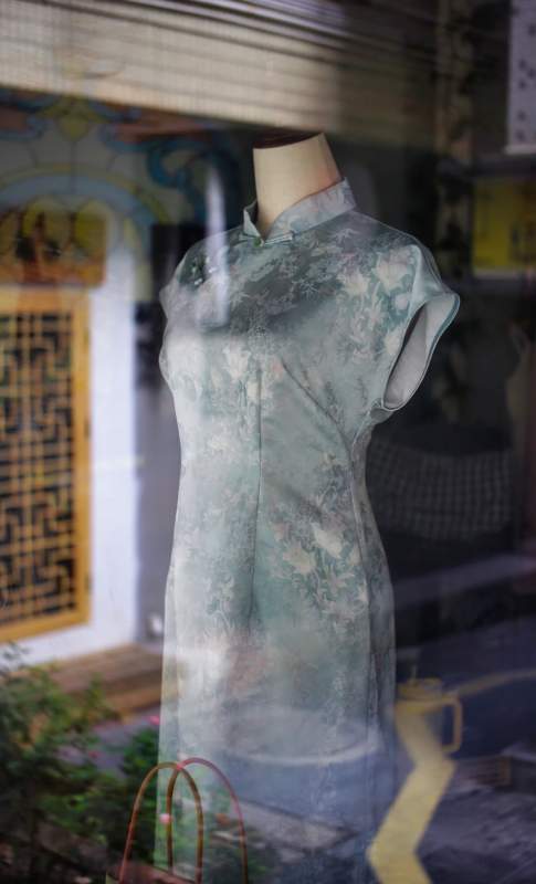 橱窗里的优雅旗袍图片