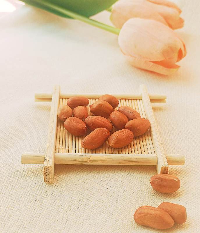 竹盘上的美味花生图片