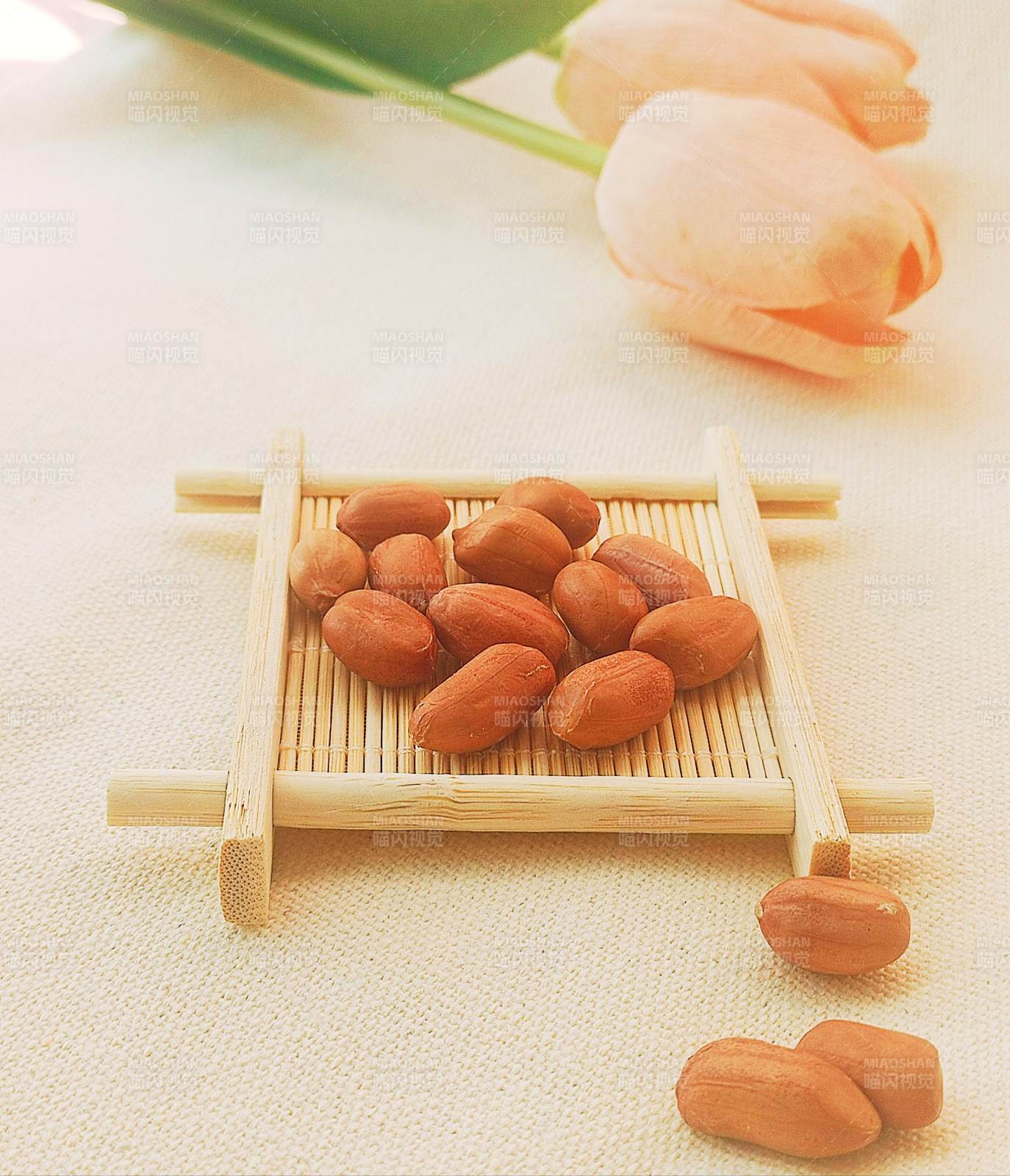 竹盘上的美味花生图片