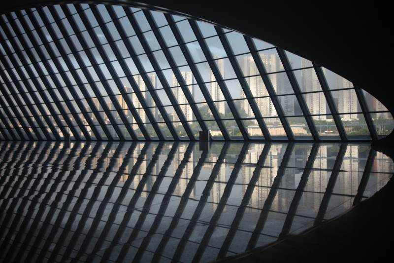 现代建筑与水的对话图片