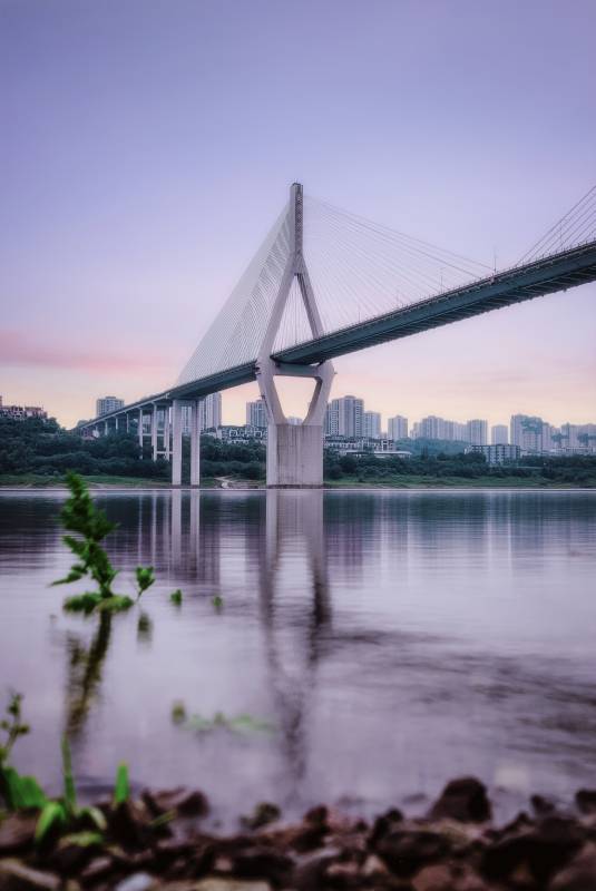 夕阳下的城市桥梁图片