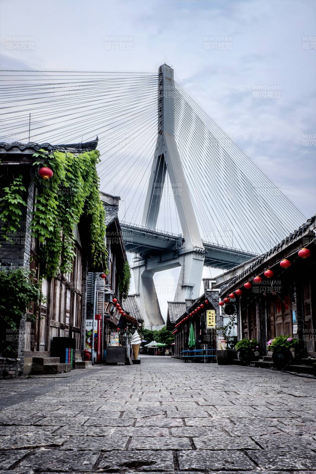 古街与现代桥的对比图片