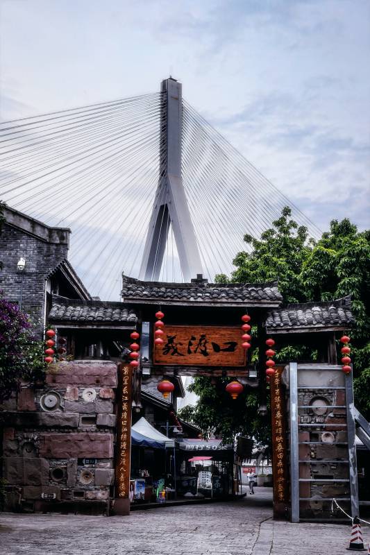 古街与现代桥的对比图片