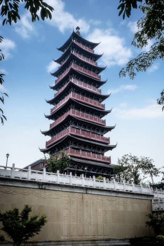 古塔耸立 云天相映图片