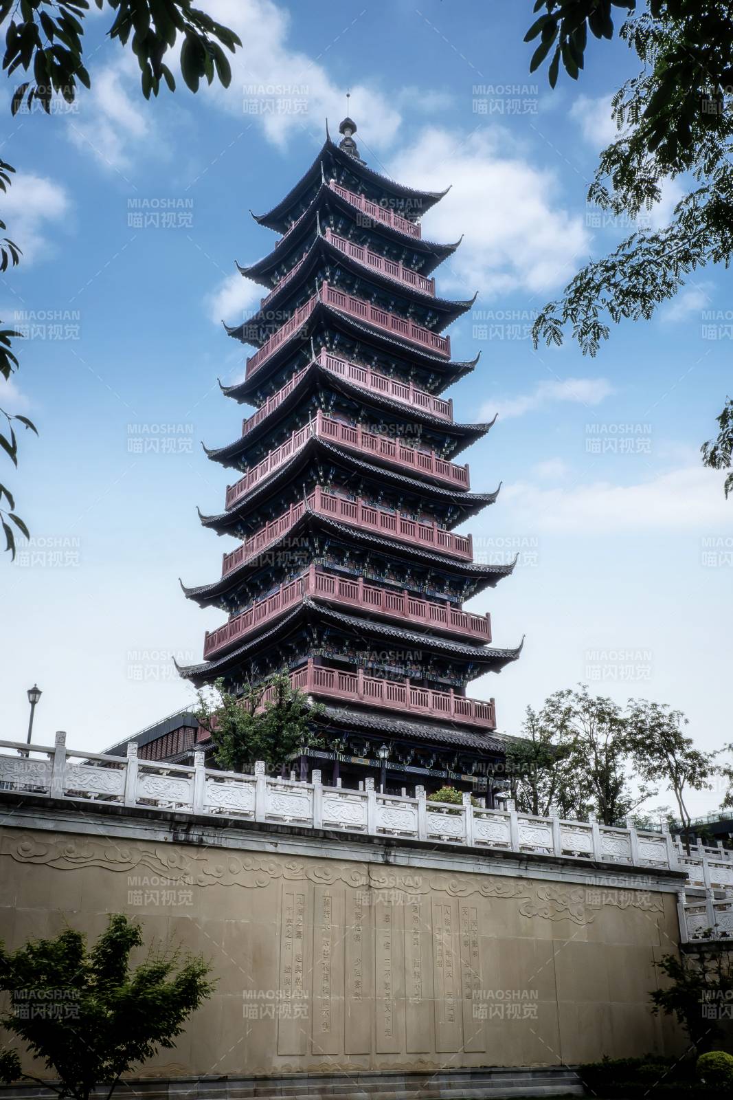 古塔耸立 云天相映图片