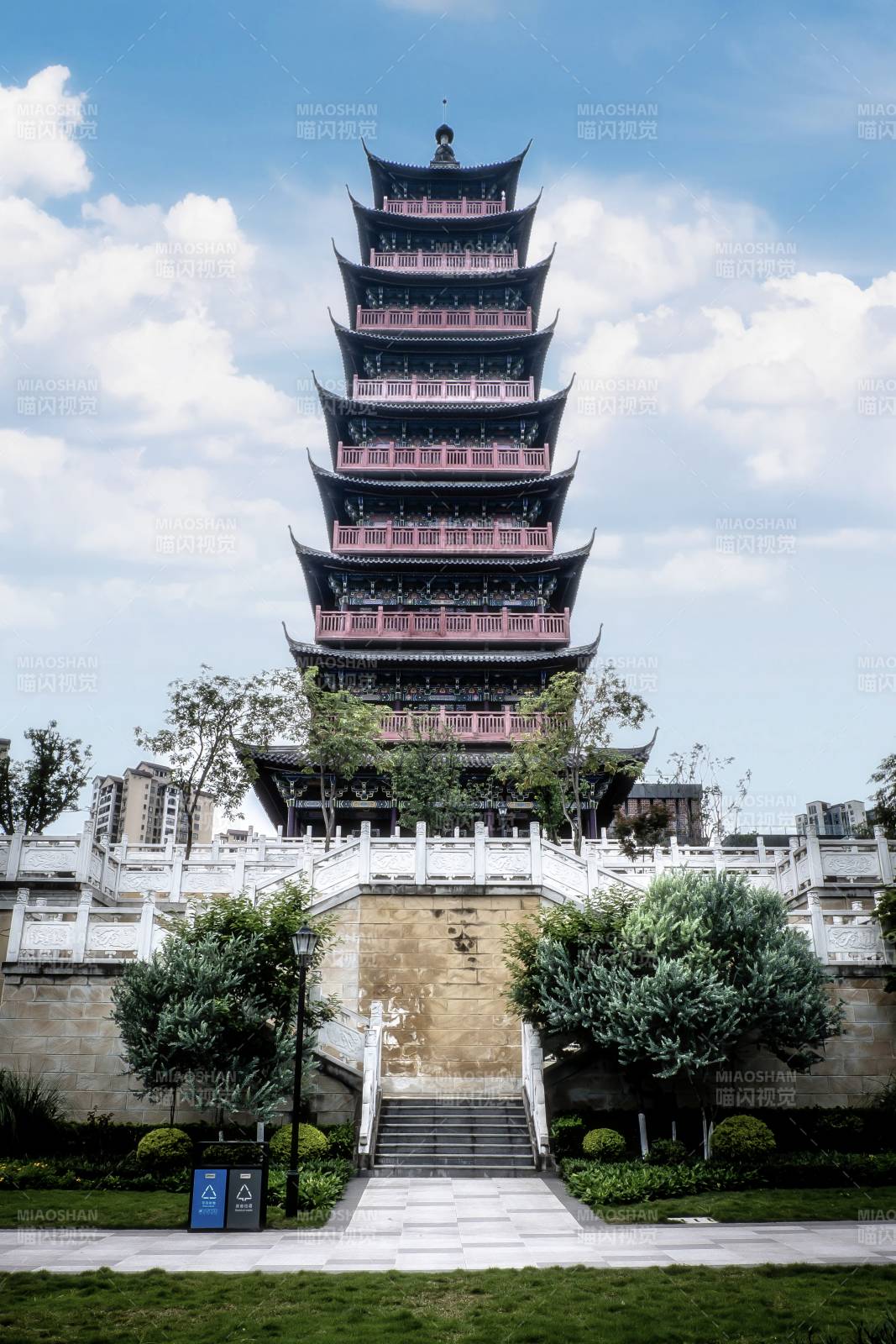 古塔耸立 云天相映图片