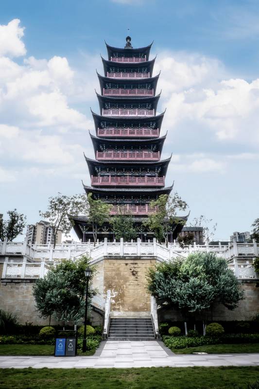 古塔耸立 云天相映图片